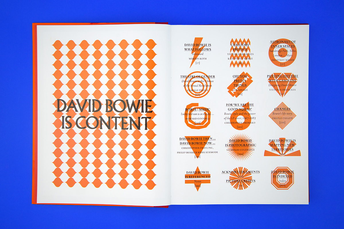 L’indice del catalogo progettato da Barnbrook per la mostra dedicata a David Bowie
